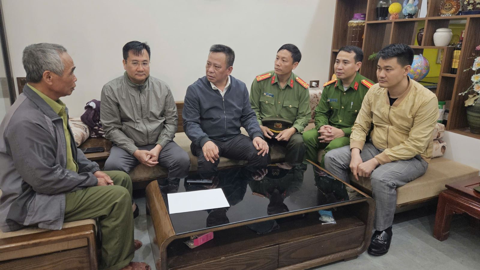 Thiếu tướng Trần Xuân Ánh - Giám đốc Công an tỉnh thăm hỏi, động viên gia đình nạn nhân - Ảnh: Công an Hưng Yên