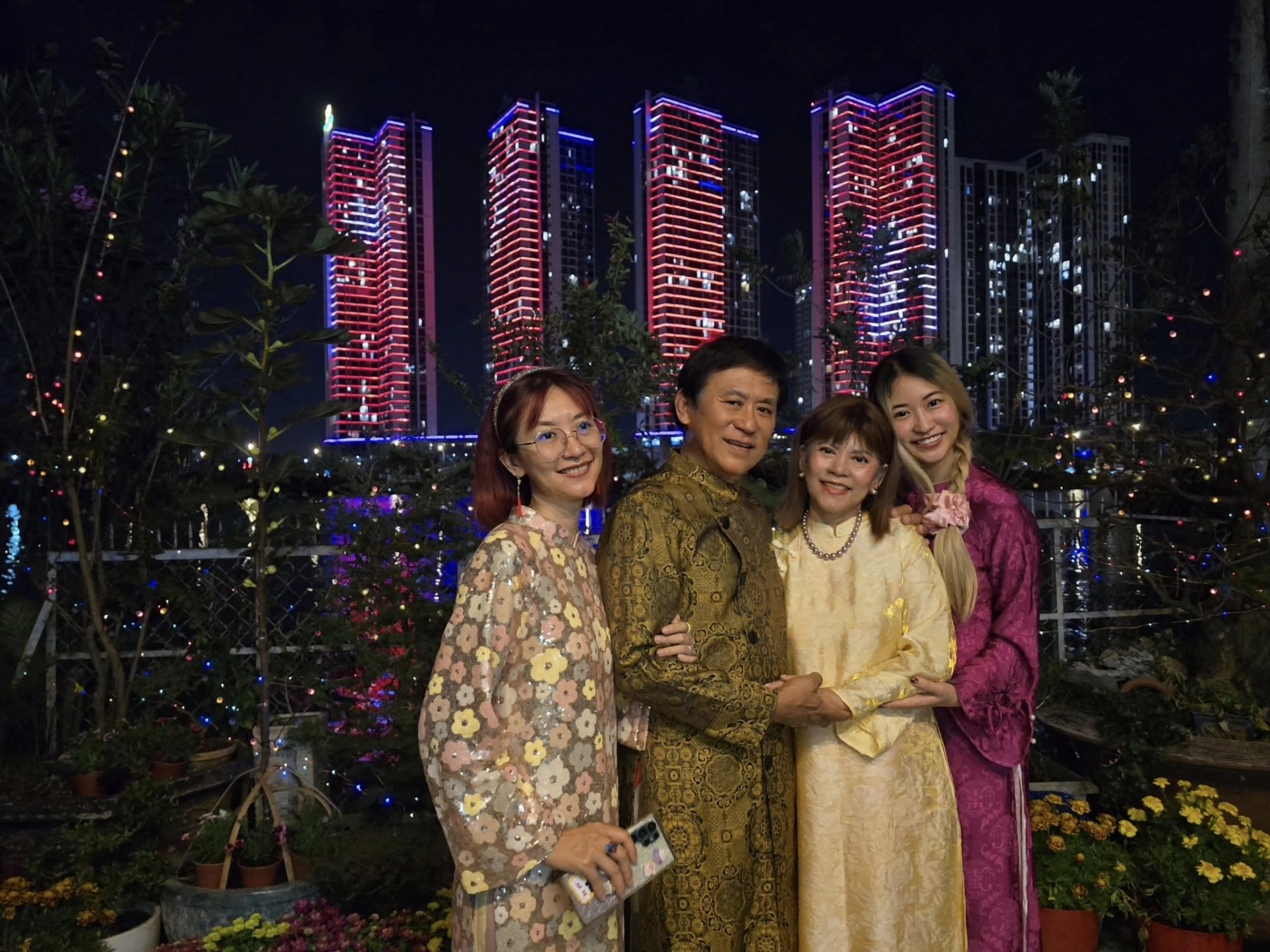 Vợ chồng của nam nghệ sĩ có 2 cô con gái xinh đẹp, ngoan ngoãn