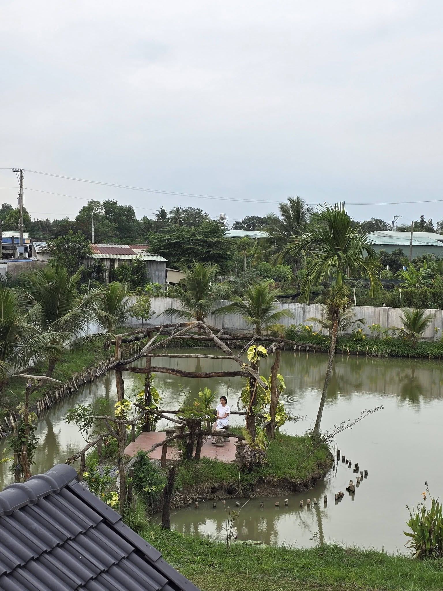 Nam nghệ sĩ còn sở hữu một biệt thự nhà vườn rộng 3000m2 ở ngoại ô