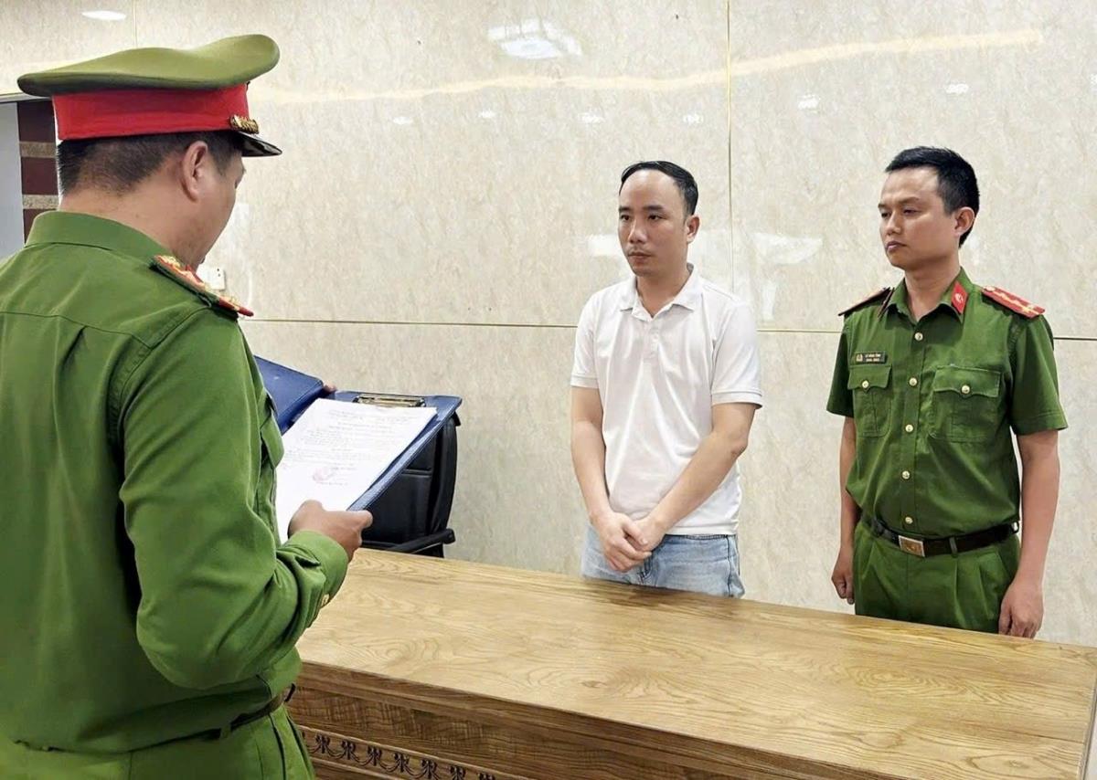 Cơ quan CSĐT Công an TP Đà Nẵng tống đạt các quyết định đối với La Thế Quang (Ảnh: Công an Đà Nẵng).