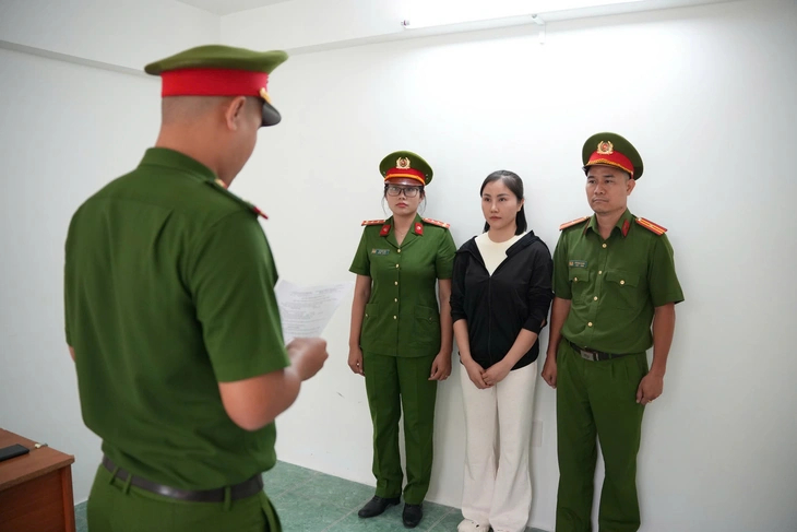 Cơ quan CSĐT Công an TP Hồ Chí Minh tống đạt các thủ tục tố tụng đối với bị can Trần Thị Xuân. Ảnh: Công an TP.HCM