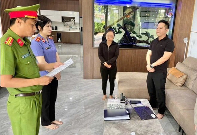 Cơ quan điều tra tống đạt quyết định khởi tố ông Nguyễn Ngọc Liên - Ảnh: Công an Đắk Lắk