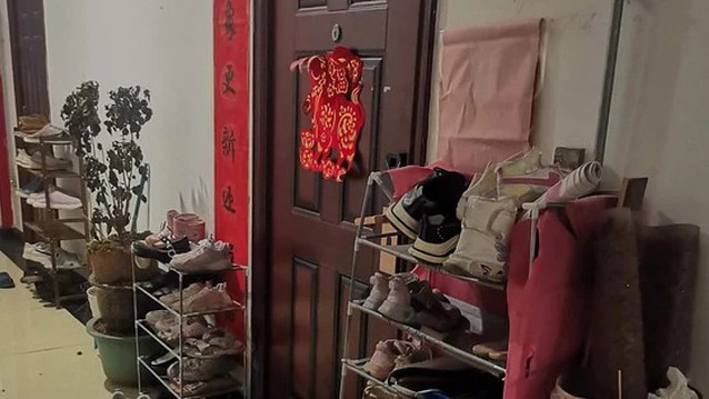 Một lối vào bừa bộn với rác thải, giày dép hay đồ dùng linh tinh không chỉ làm mất thẩm mỹ mà còn tạo cảm giác khó chịu cho cả gia chủ lẫn khách ghé thăm. (Ảnh: Sohu)