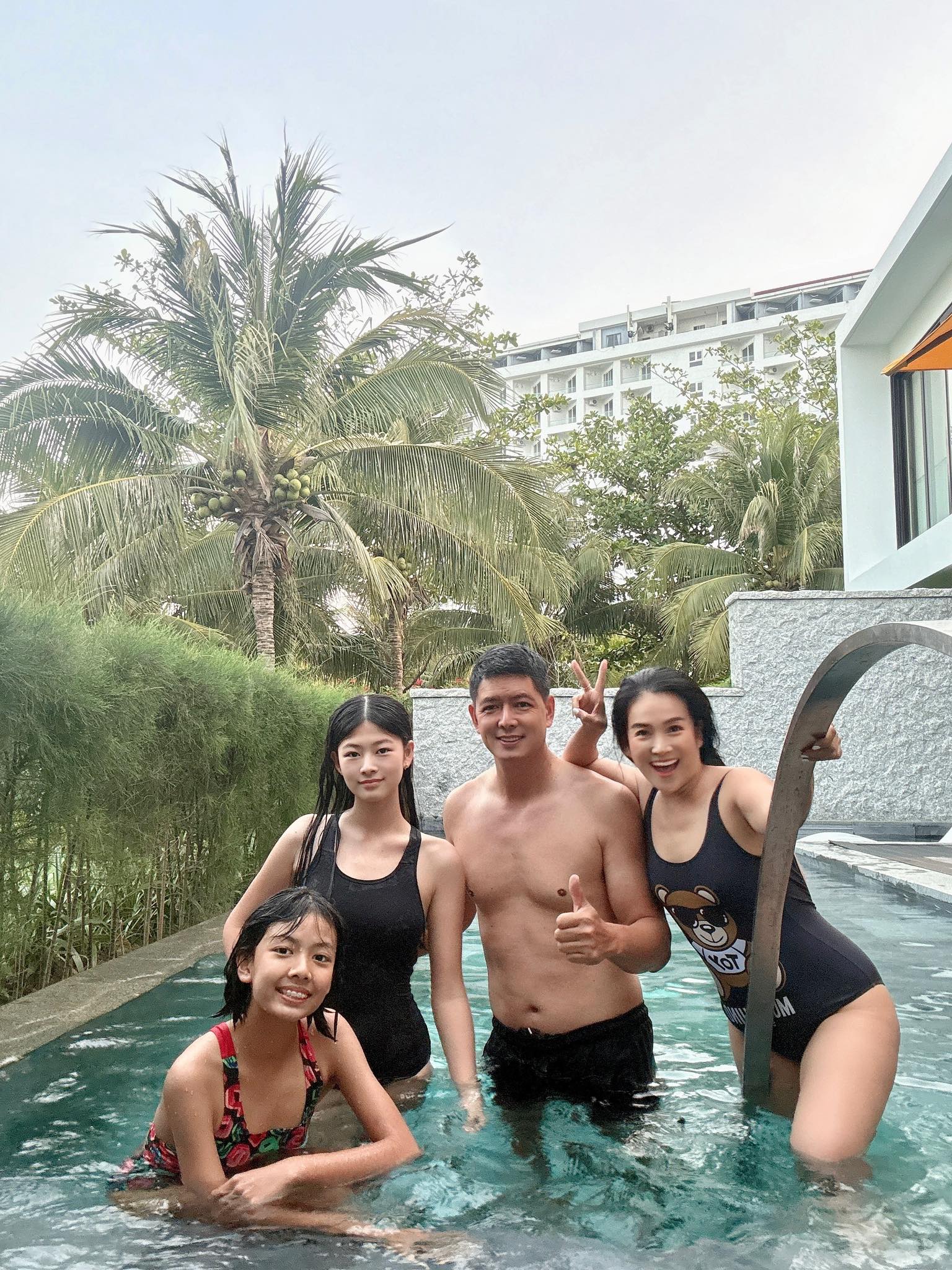 Cặp đôi hiện có cuộc sống hạnh phúc, viên mãn bên hai con gái