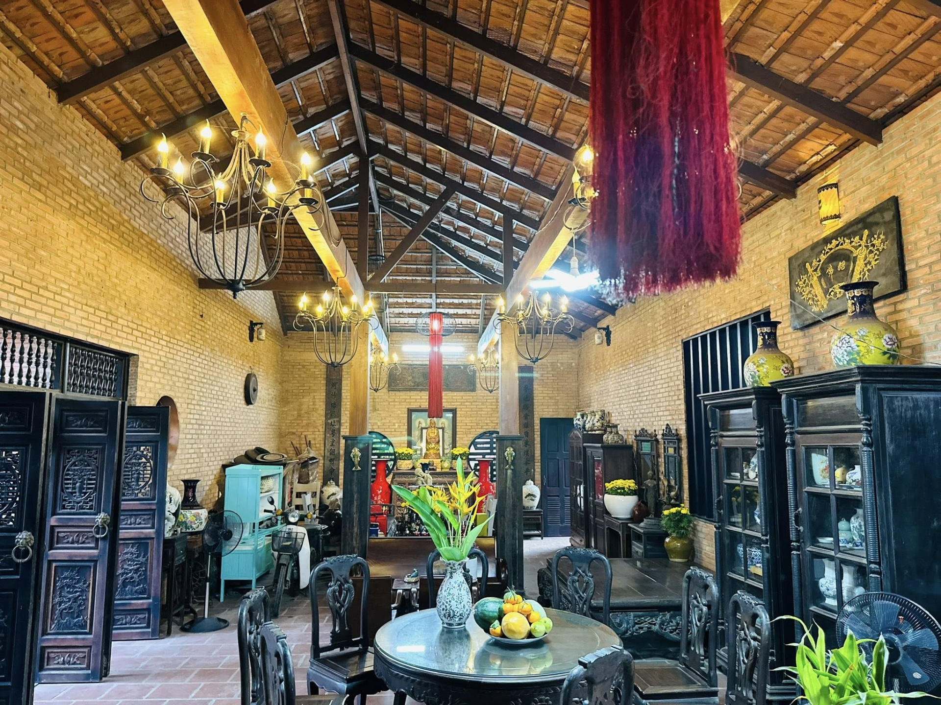 Bên trong biệt phủ.