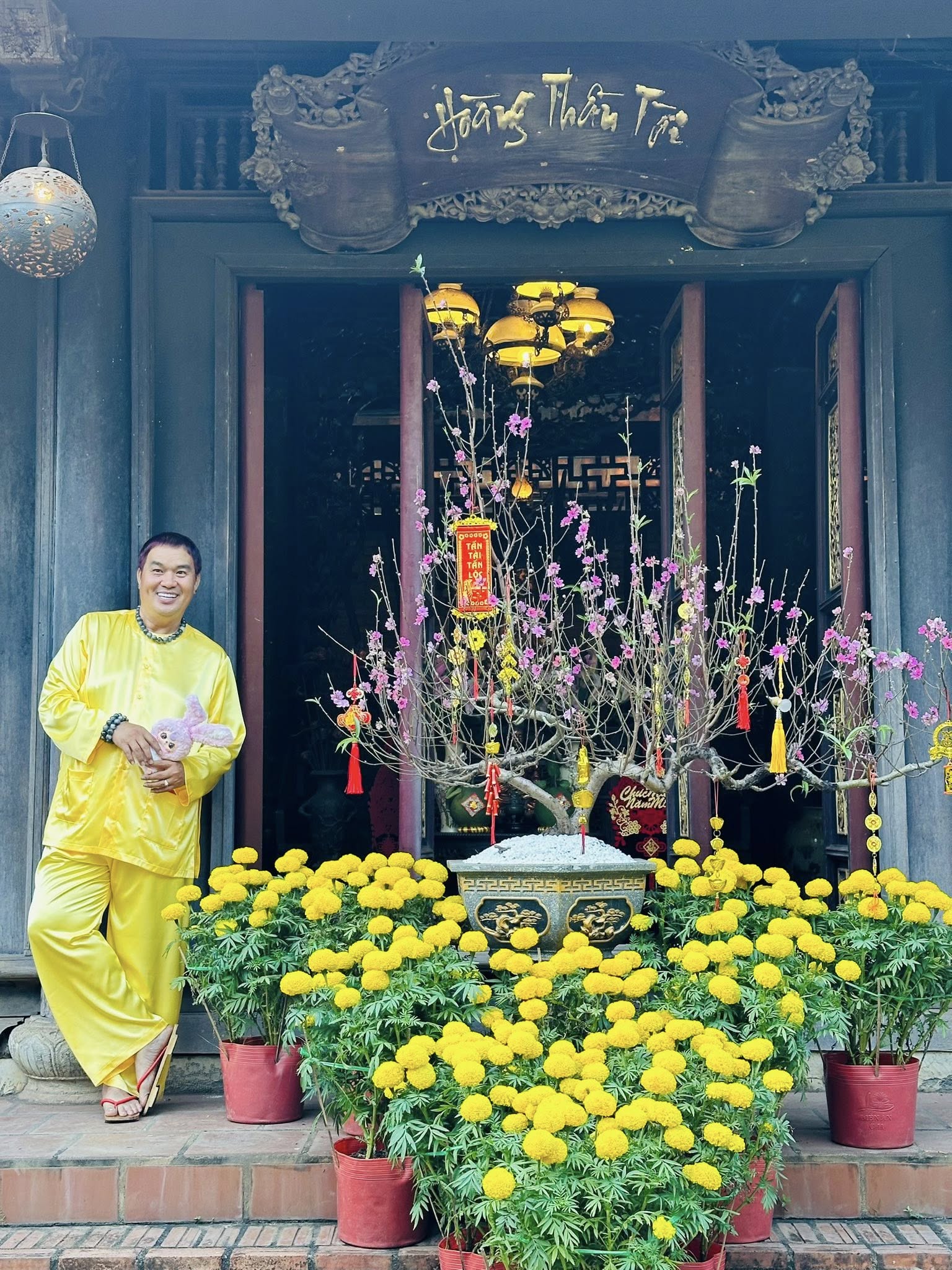 Hoàng Mập chụp ảnh ở biệt phủ.