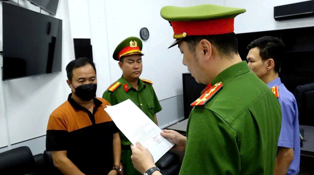 Cơ quan Cảnh sát điều tra tống đạt các Quyết định tố tụng đối với bị can Nguyễn Thiên Trường (Ảnh: Công an Khánh Hoà).