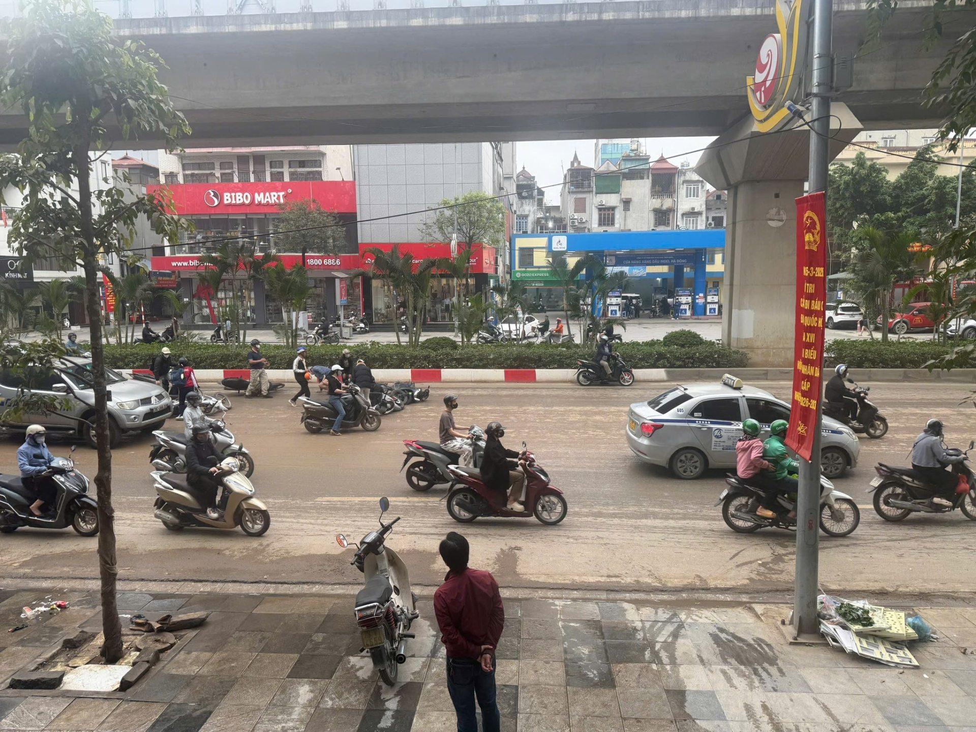 Hình ảnh hàng loạt xe máy bị ngã ra đường do vướng bùn đất - Ảnh: Cục CSGT