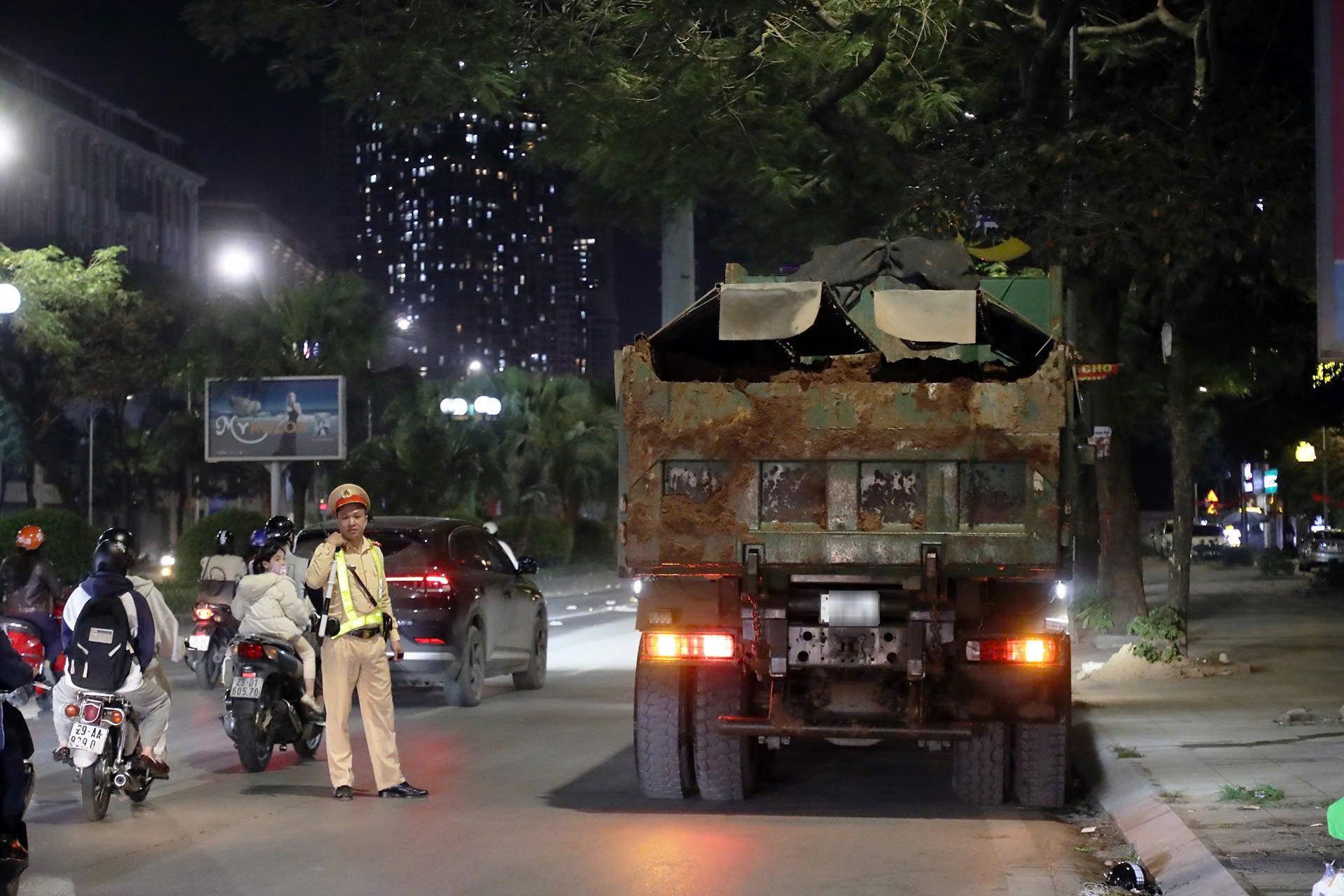 CSGT xử phạt hàng loạt xe tải vi phạm - Ảnh: Cục CSGT