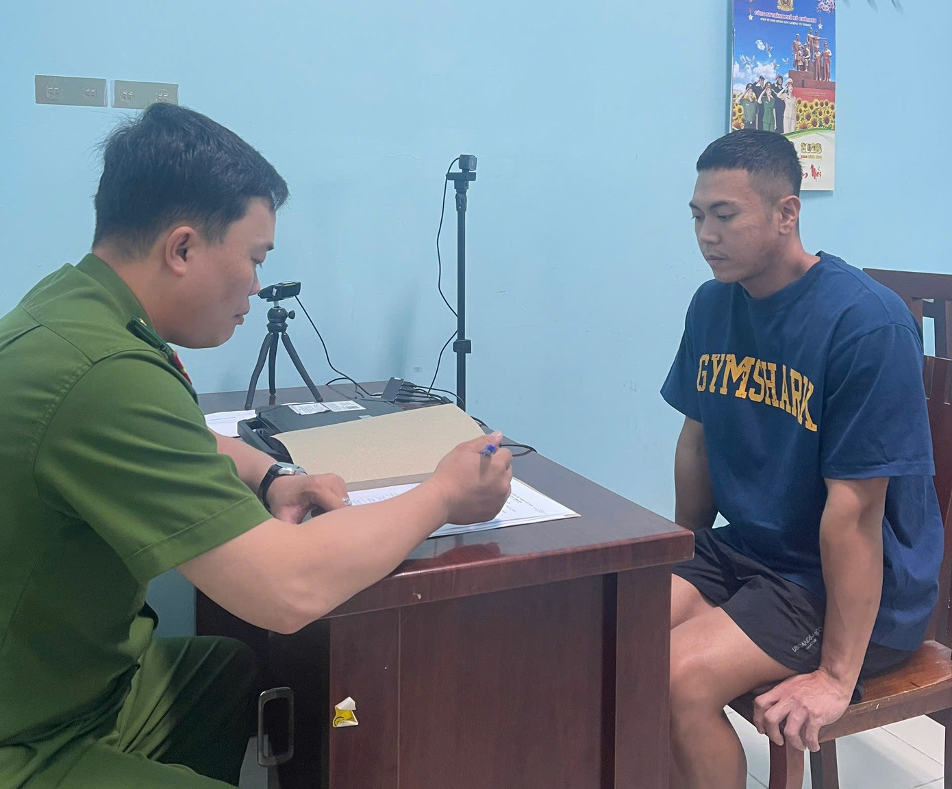 Huy làm việc với cơ quan công an. (Ảnh: Tiền Phong)