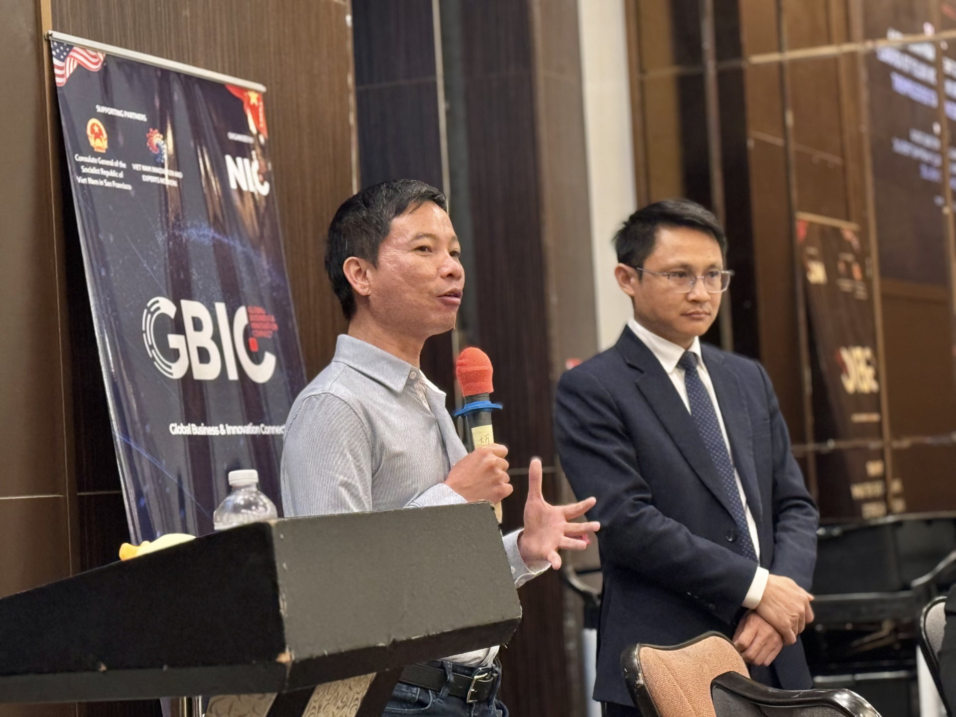 TS Lê Quốc Việt - chuyên gia hàng đầu thế giới tại Deepmind Google, chia sẻ tại tọa đàm.