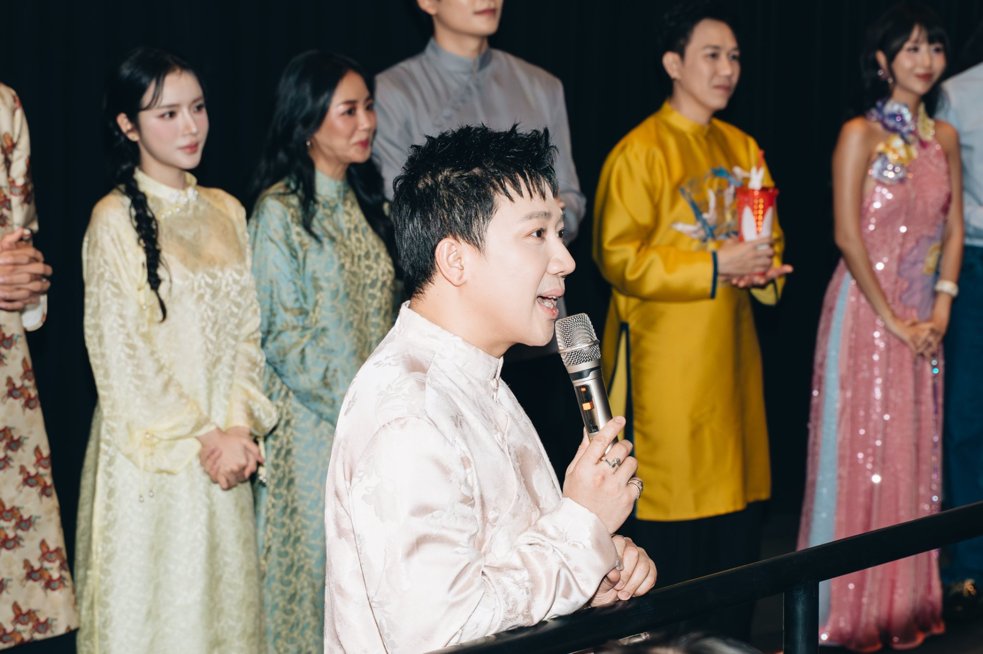 Trấn Thành ra rạp giao lưu với khán giả.