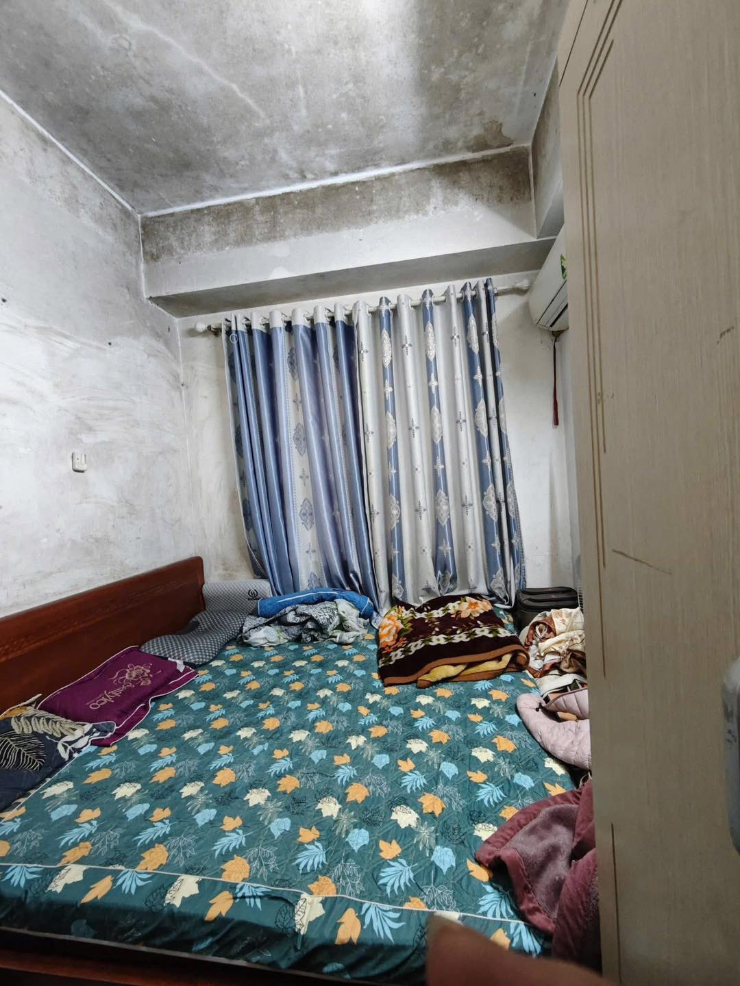 Tường nhà nhiều chỗ mốc meo loang lổ.