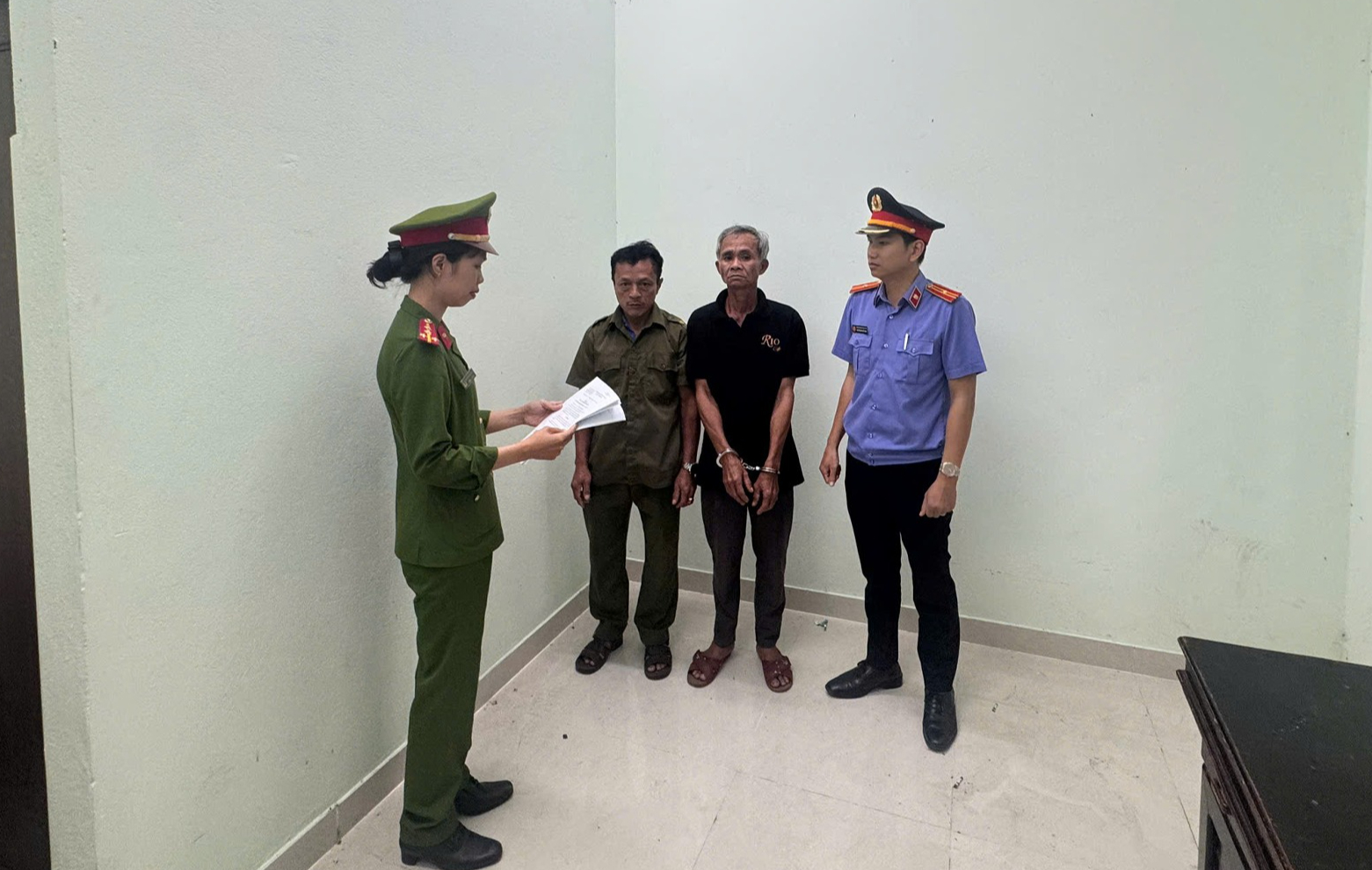 Cơ quan điều tra tống đạt các quyết định khởi tố, bắt tạm giam đối với Nguyễn Hữu Mỹ (Ảnh: Công an Đà Nẵng).