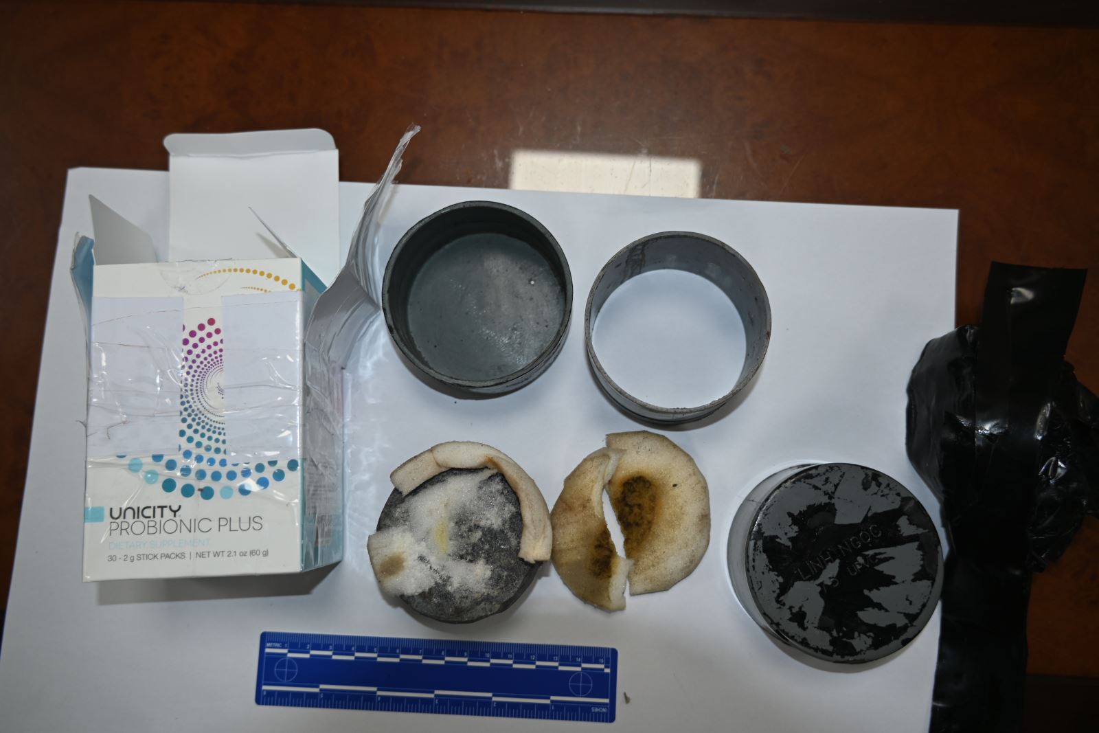 Hộp đựng và vật dụng các đối tượng sử dụng để thực hiện hành vi lừa đảo. Ảnh: Công an tỉnh Bắc Ninh