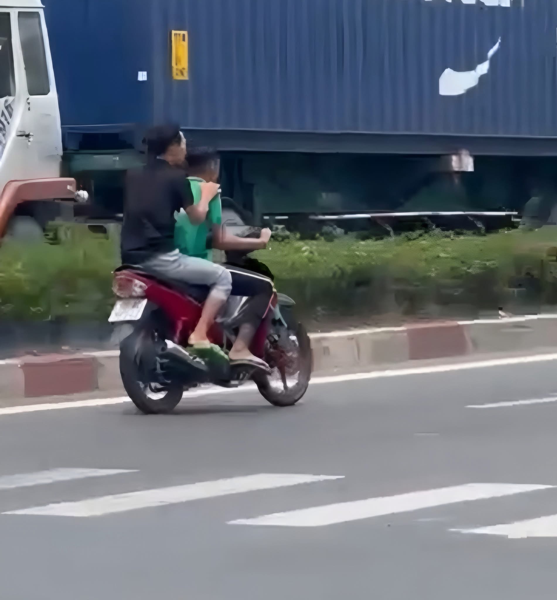 Danh tính 2 đối tượng truy đuổi, ném mũ bảo hiểm tấn công đôi nam nữ trên đường