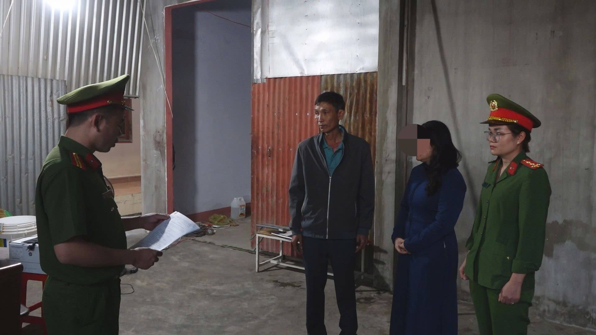 Thi hành lệnh khám xét khẩn cấp nơi sản xuất hàng giả (Ảnh: Công an Khánh Hoà).