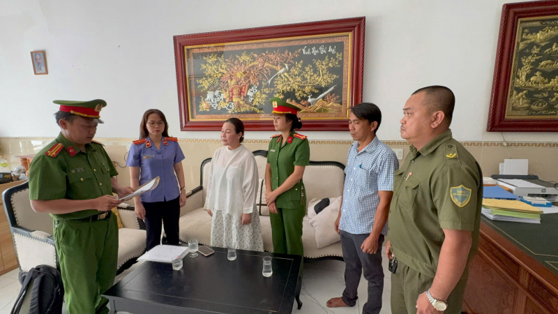 Công an thi hành lệnh khám xét - Ảnh: Bộ Công an 