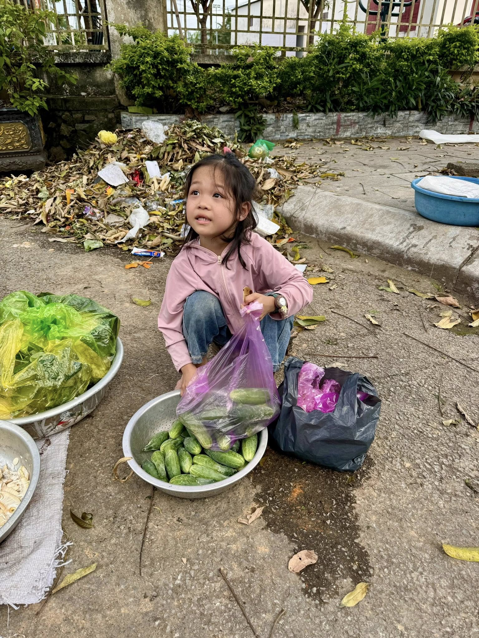 Hình ảnh bé Diệu Anh 6 tuổi ngồi bán dưa phụ bà khiến nhiều người xúc động. (Ảnh: Song Hà)