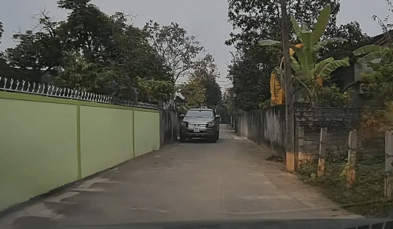 Hình ảnh chiếc bán tải dừng đỗ chắn ngang đường được người dân ghi lại.