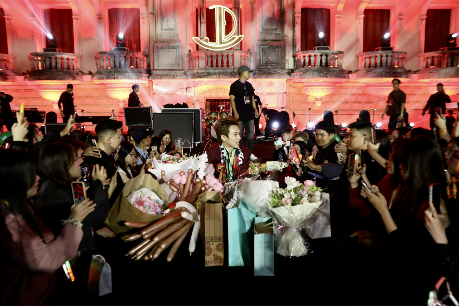 Kay Trần ngập trong quà và hoa.