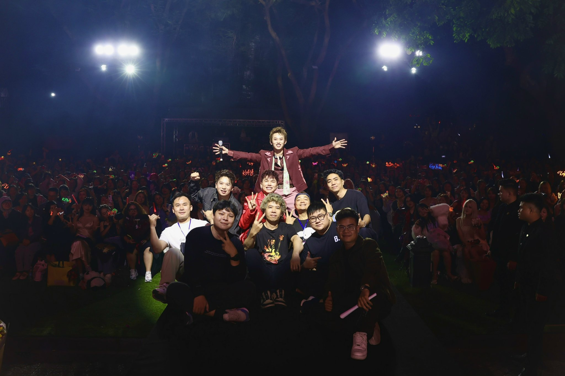 Kay Trần chụp ảnh kỷ niệm cùng khán giả.