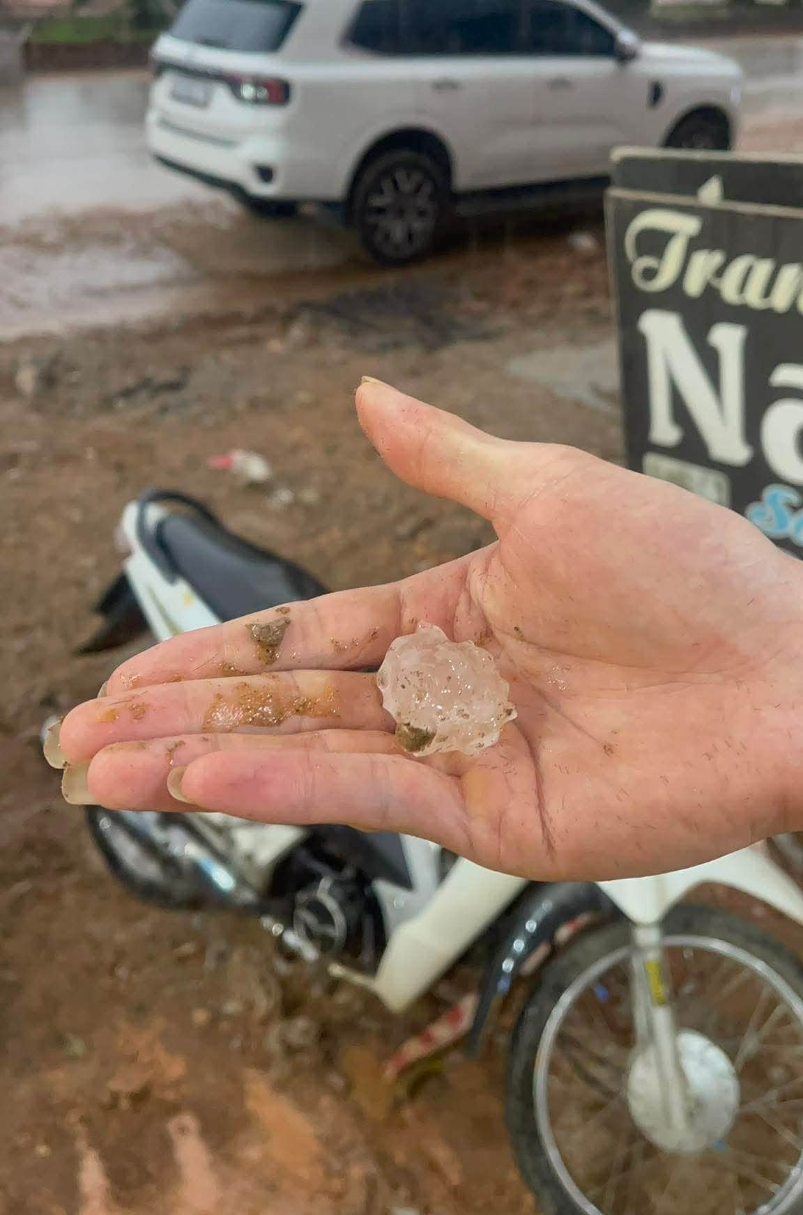 Nhiều khu vực ghi nhận mưa đá với các hạt có đường kính từ 1-3cm.