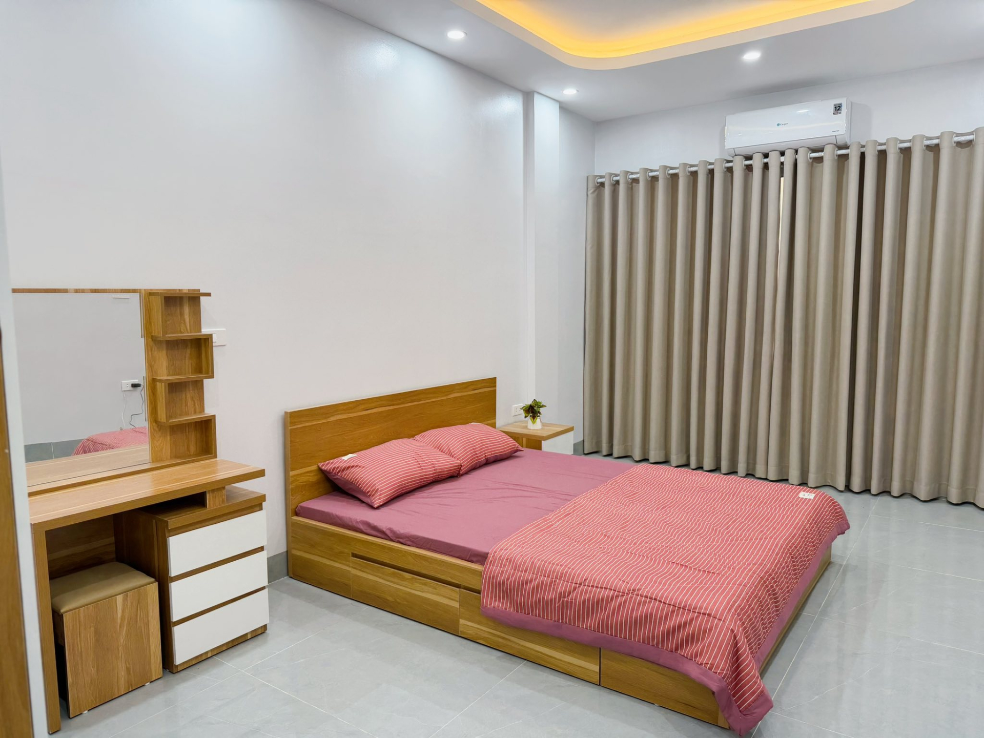 Nữ MC nổi tiếng miền Bắc rao bán nhà 5 tầng hơn 10 tỷ đồng ở Hồ Tùng Mậu