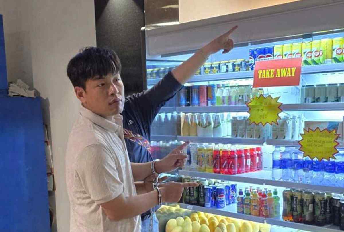 Nghi can chỉ chỗ giấu hung khí - Ảnh: CA TPHCM