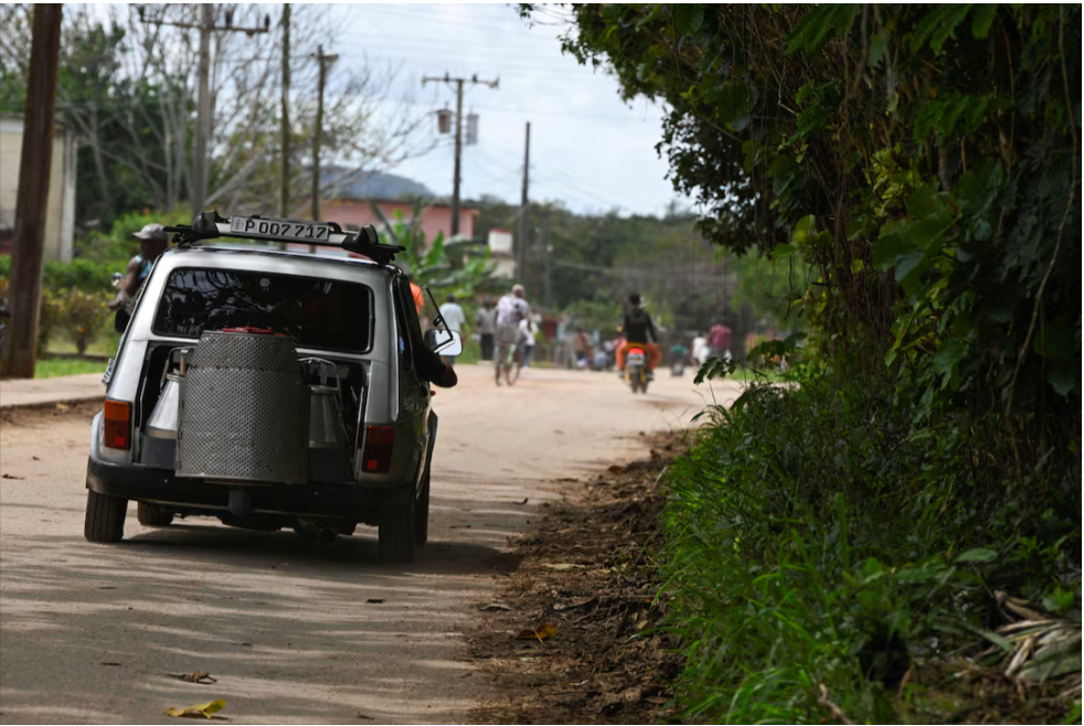 Tại một thị trấn nhỏ cách Havana khoảng 70 km, Juan Carlos Pino – một thợ cơ khí chỉ học hết lớp 8 đã khiến nhiều người kinh ngạc với chiếc xe cũ của mình. (Ảnh: Reuters)