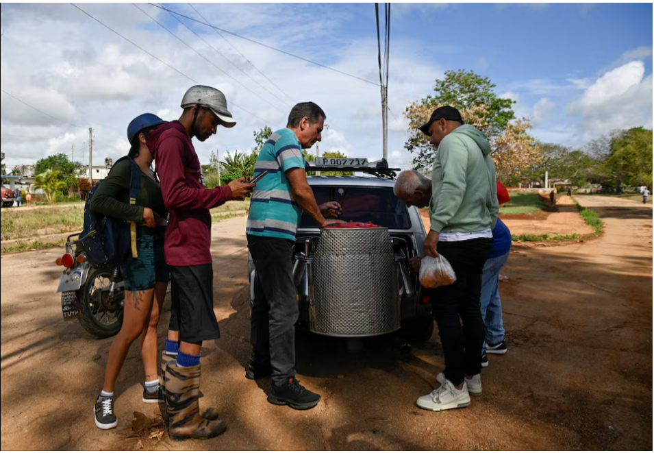 Trong bối cảnh thiếu nhiên liệu trầm trọng, người dân không còn lựa chọn nào khác ngoài việc tận dụng mọi thứ sẵn có để duy trì cuộc sống. (Ảnh: Reuters)