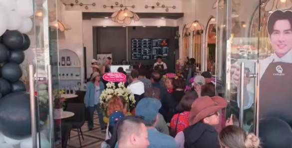 Quầy pha chế nằm chính giữa quán.