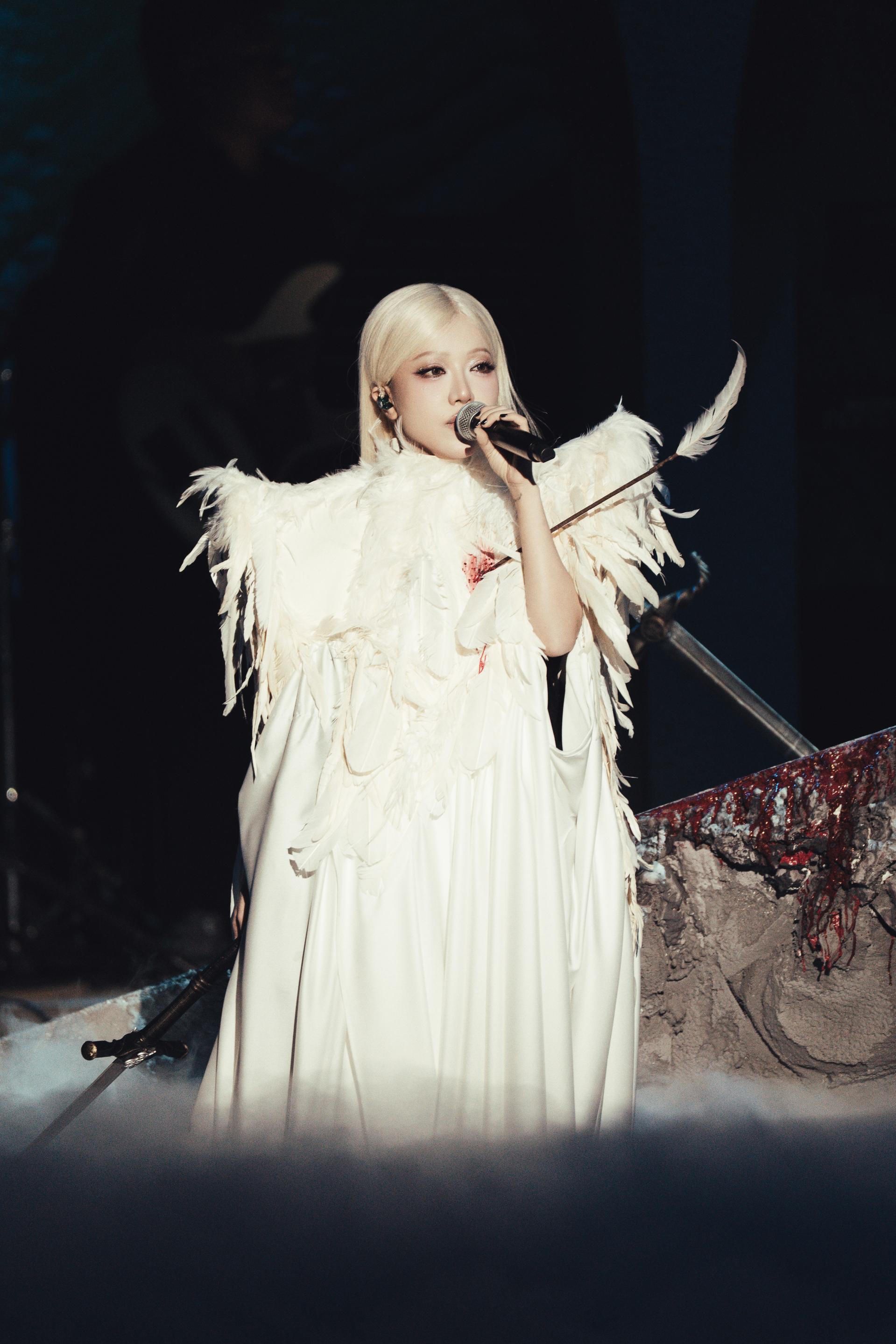 Đêm nhạc mang màu huyền bí giống như các cung bậc cảm xúc trong âm nhạc của Phùng Khánh Linh.