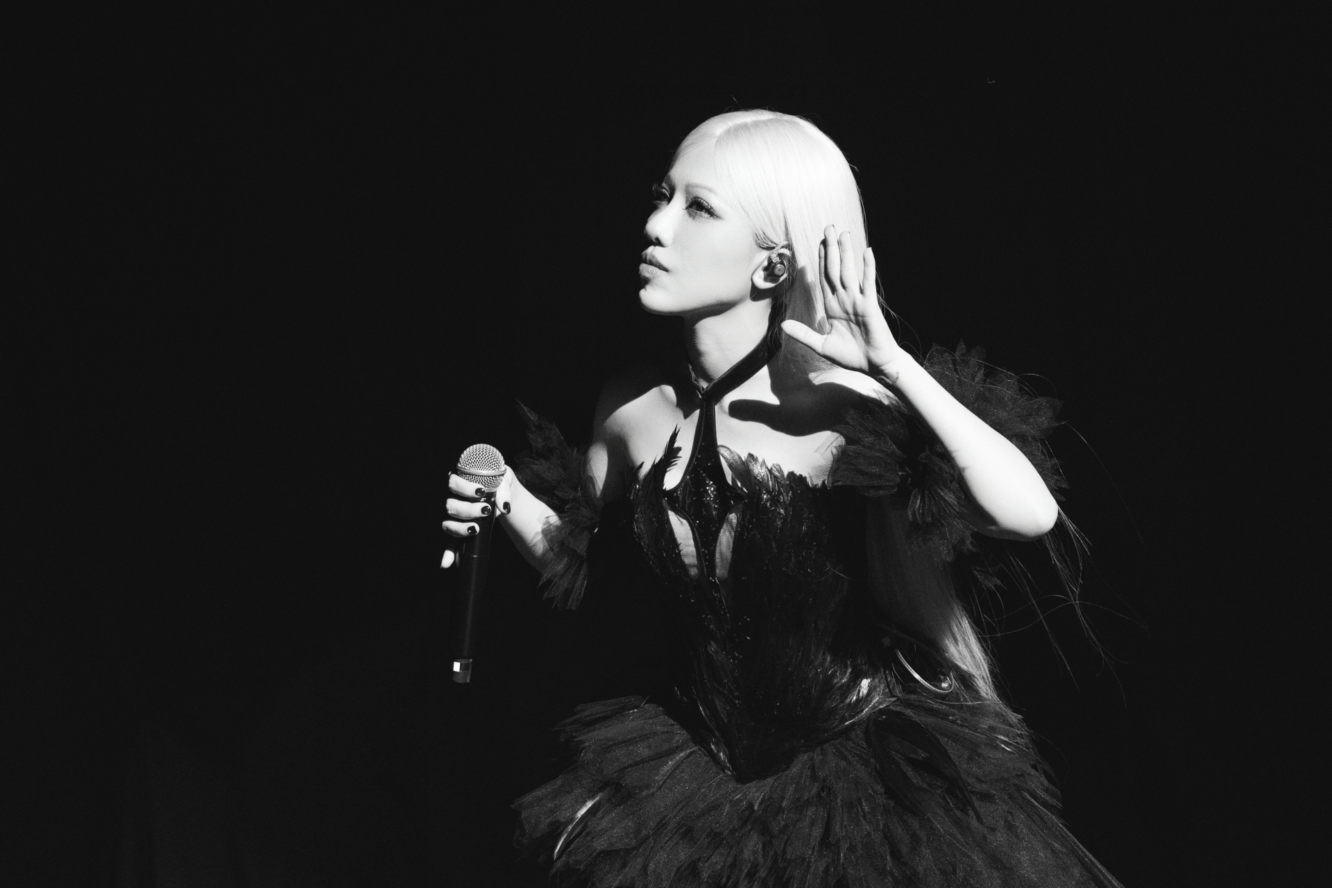 2.000 khán giả chìm vào “thế giới nội tâm” đầy giằng xé của Phùng Khánh Linh