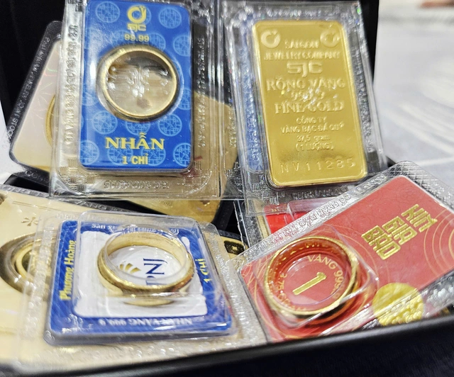 Giá vàng trong nước hiện cao hơn khoảng 28 triệu đồng/lượng so với vàng thế giới. Ảnh: NLĐ