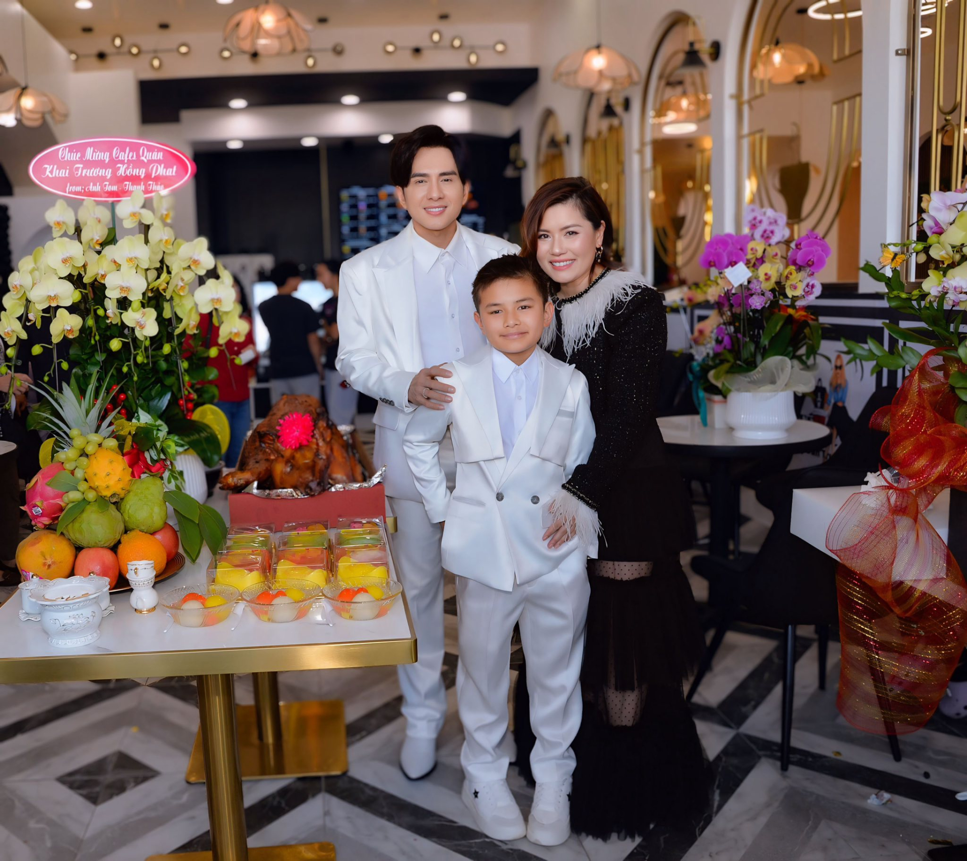 Đan Trường và vợ cũ cùng con trai trong ngày khai trương.