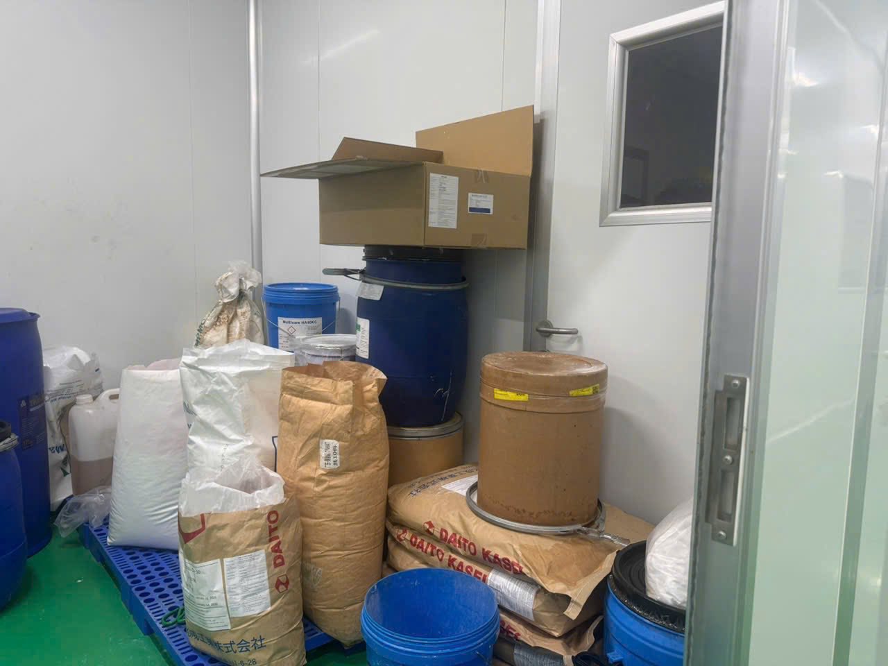 Kem trộn được xưởng pha chế từ hóa chất không rõ nguồn gốc, quy trình khép kín từ pha chế đến phân phối (Ảnh: Công an TP HCM).