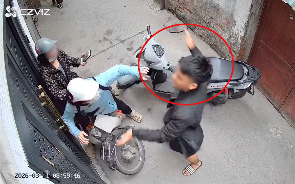 Giữa nam thanh niên và 2 phụ nữ có mối quan hệ họ hàng.