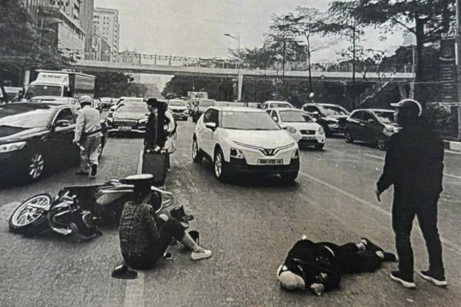 Vụ tai nạn anh V. đưa người bị nạn đi cấp cứu - Ảnh: CA Hà Nội