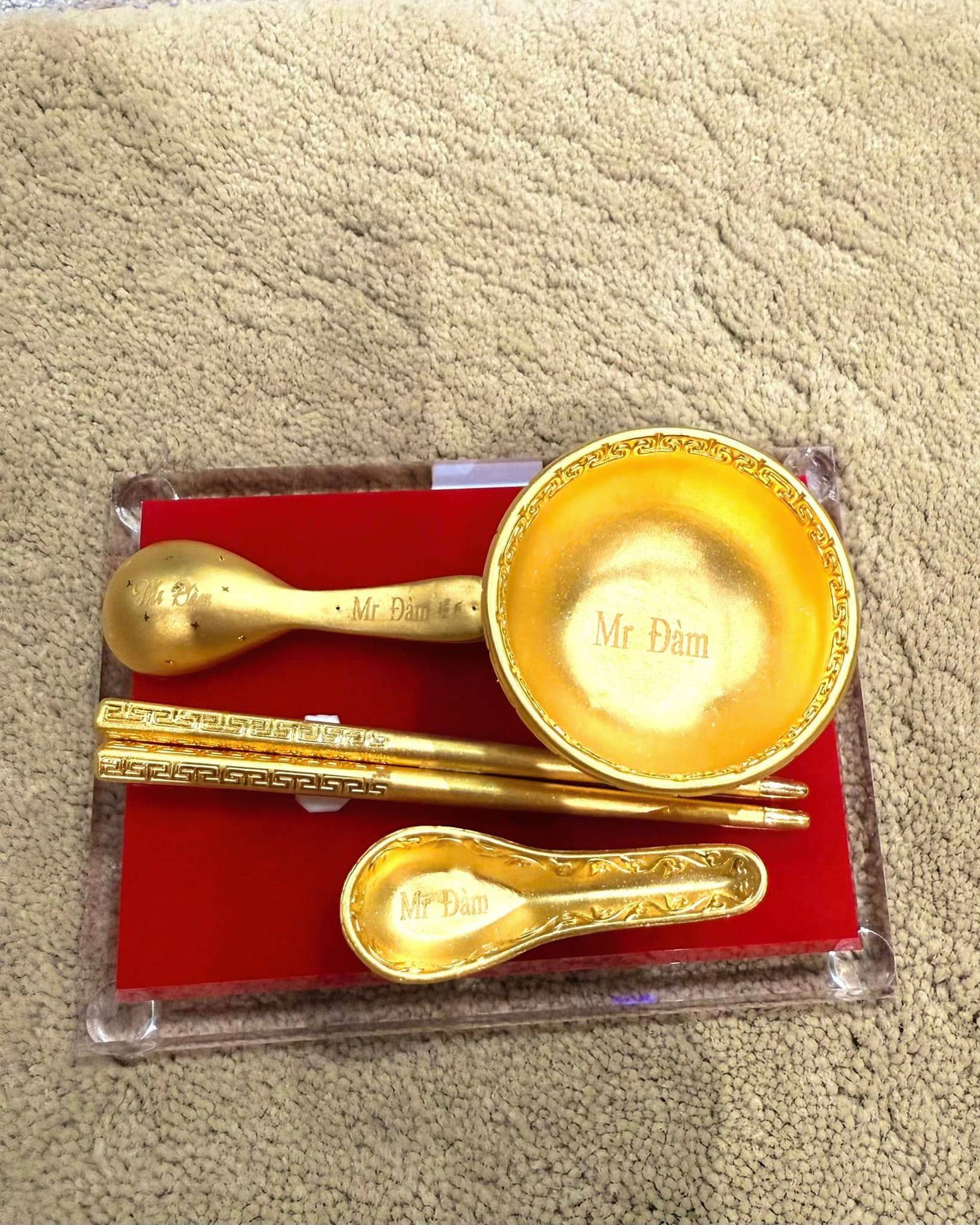 Cận hình ảnh bộ bát, đĩa, thìa vàng của Đàm Vĩnh Hưng.