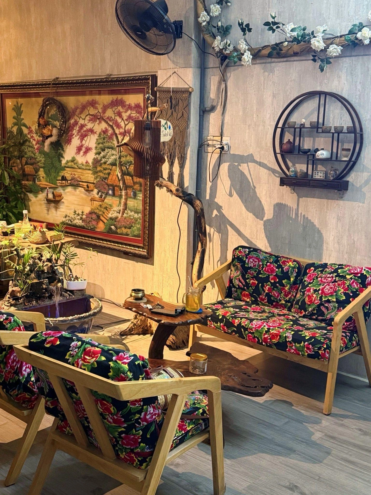 Không gian nghệ thuật trong quán của nam ca sĩ