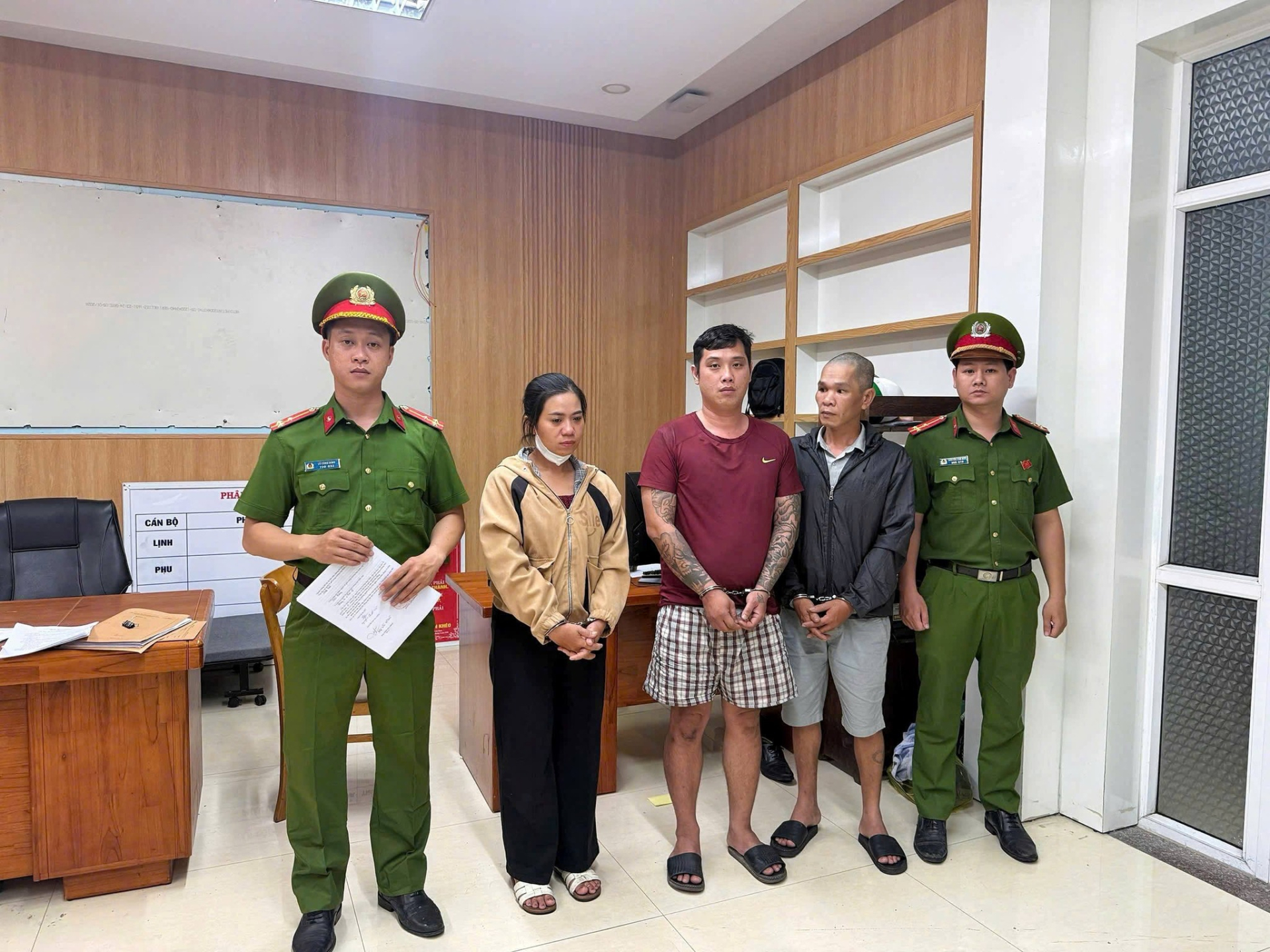 Nhóm đối tượng tại cơ quan công an (Ảnh: Công an Đà Nẵng).