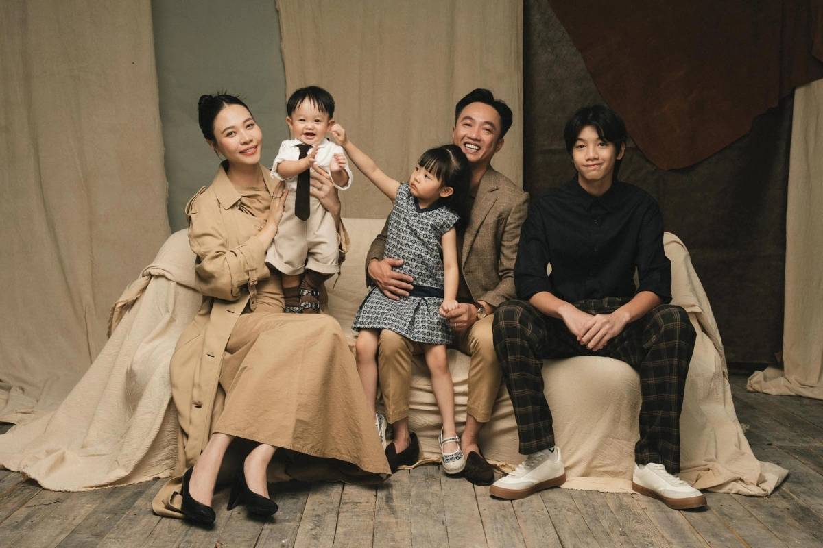 Đàm Thu Trang bên con chung và con riêng của chồng.