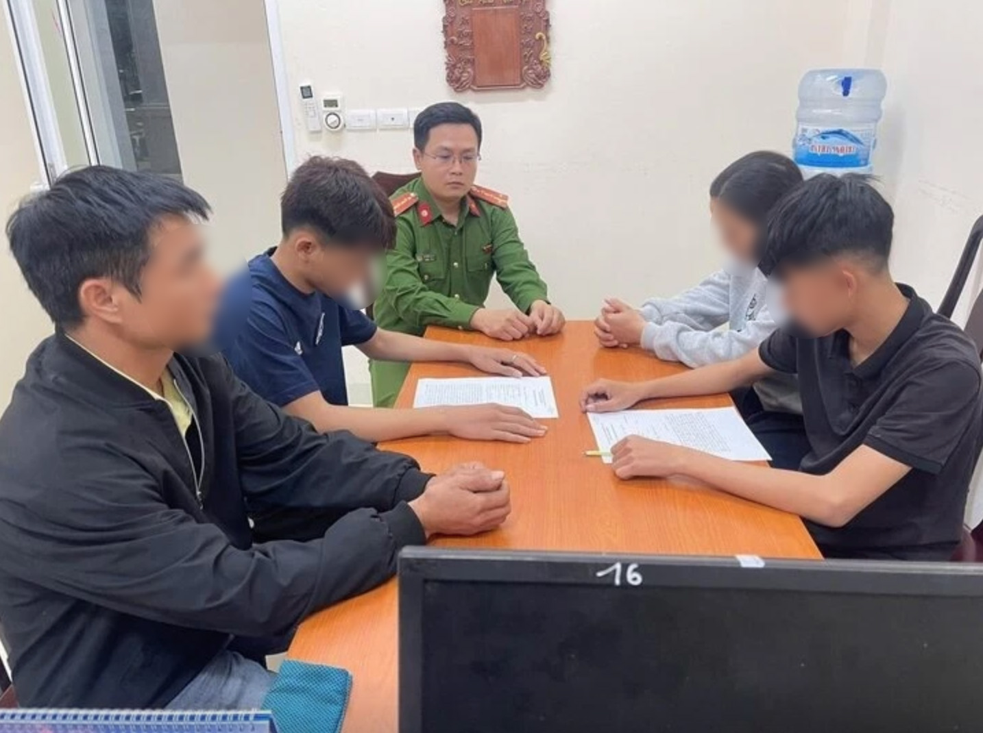 2 nam sinh cùng phụ huynh đã được cơ quan công an mời lên làm việc. (Ảnh: VTC News)