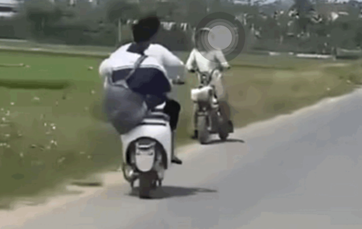 2 nam sinh lạng lách, đánh võng, tông người phụ nữ ngã văng xuống đường. 