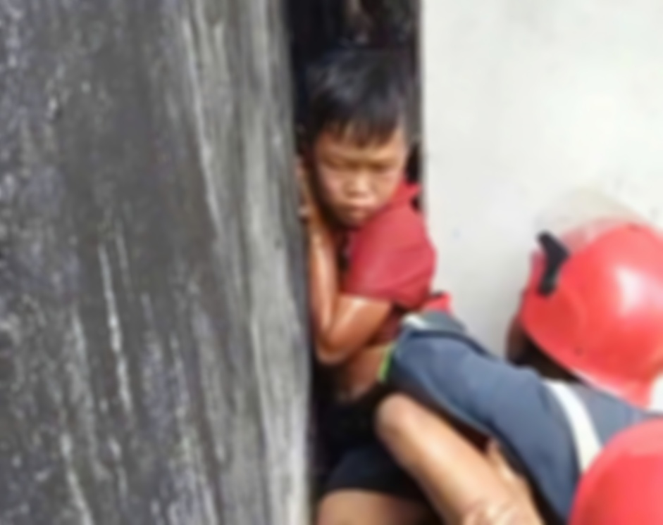 Hình ảnh Đ. được giải cứu ra ngoài an toàn.