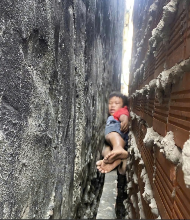 Bé trai bị kẹt cứng giữa 2 bức tường.