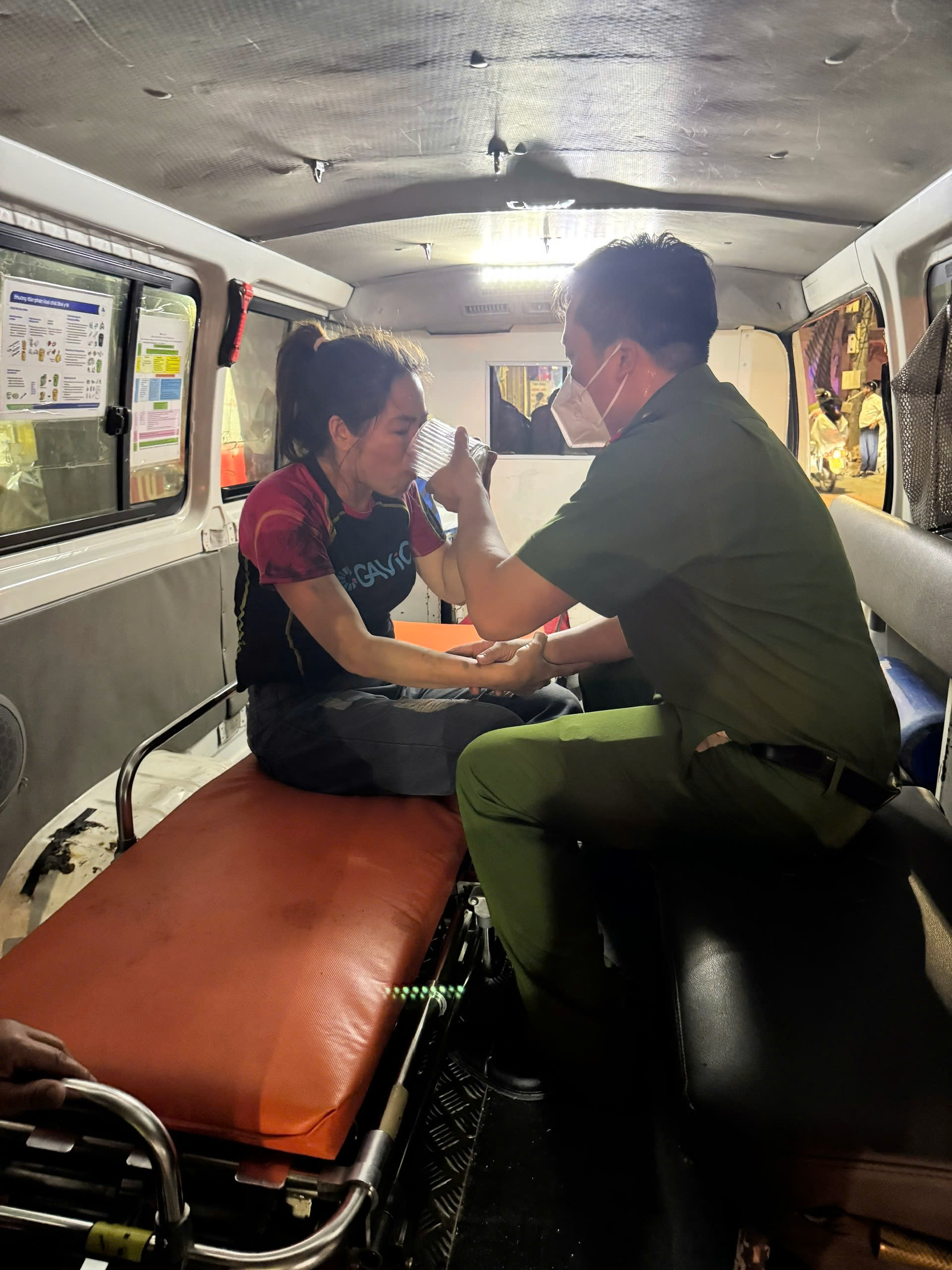 Tất cả các nạn nhân được cứu đưa ra ngoài an toàn - Ảnh: CA Hà Nội