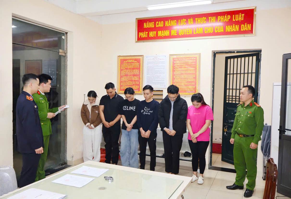 Đại diện Cơ Quan CSĐT CATP và Viện KSND khu vực 2 đọc Quyết Định khởi tố vụ án, khởi tố bị can về hành vi “Lừa dối khách hàng” theo khoản 2 điều 198 Bộ luật Hình sự (Ảnh: Công an Hà Nội).