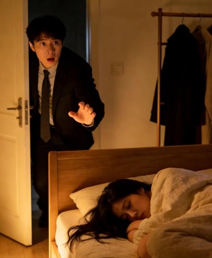 Trước khi đi công tác, vợ tôi ở nhà một mình, vậy người nằm cạnh cô ấy là ai? (Ảnh: Sohu)